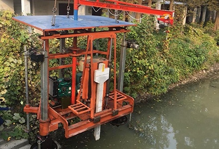 自走式生態(tài)河堤打樁機